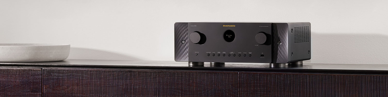 Amplituner Marantz Cinema 60 DAB | 7.2, Dolby Atmos, 8K, HEOS, AirPlay 2 Marantz Cinema 60 DAB to zaawansowany amplituner 7.2 z obsługą Dolby Atmos, DTS:X, 8K i HEOS. Wbudowane radio DAB+, nowoczesny design i najwyższa jakość dźwięku.